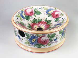 Crachoir en porcelaine, décoration florale (Coll. V. Burello, Turin)