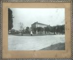 Caserne de l'Ecole d'Alfort et de la statue de C. Bourgelat, prise de l'actuel bâtiment de la direct [...]