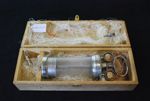 Boîte en bois contenant une seringue en verre de 80 ml, une ampoule de chlorure d'éthyle pur, un rob [...]