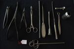 Lot de 12 instruments chirurgicaux (de gauche à droite sur la photographie): 1 davier courbe pour pe [...]