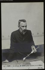 PARIS. - La Sorbonne, M. Curie faisant un cours sur le Radium