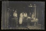 [Salle de radiographie. De gauche à droite Melle Galland, les docteurs Tiby Capelle et Melle Astier  [...]