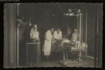Salle de radiographie. De gauche à droite Melle Galland, les docteurs Tiby Capelle et Melle Astier I [...]