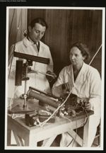 7. Frédéric et Irène Joliot-Curie dans le Laboratoire de physique de l'Institut du Radium, en 1934,  [...]