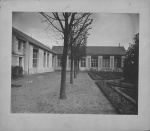 Vue extérieure des laboratoires de l'Ecole de Médecine et de Pharmacie de Tours. À gauche: Pavillon  [...]