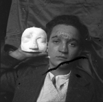 [Portrait d'homme de face présentant une cicatrice sur le front, posant avec son moulage en plâtre.]