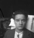 [Portrait d'homme de face présentant une cicatrice sur le front.]